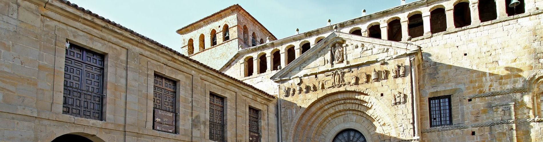 Santillana del Mar - Kerk & Kooster